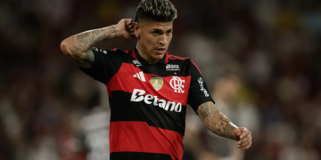 Carrascal lidera goleada e Flamengo cola no Palmeiras no Brasileirão